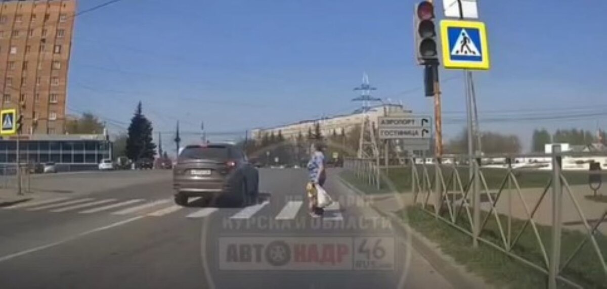    В Курске автомобилист едва не сбил женщину с ребёнком на пешеходном переходе
