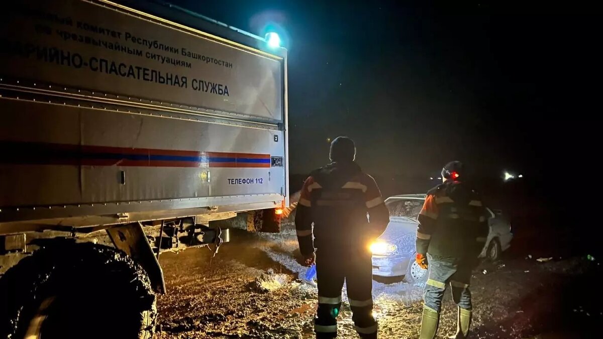     Минувшей ночью в Башкирии спасателям пришлось искать заплутавший автомобиль. В салоне в это время находились двое мужчин и женщина.
