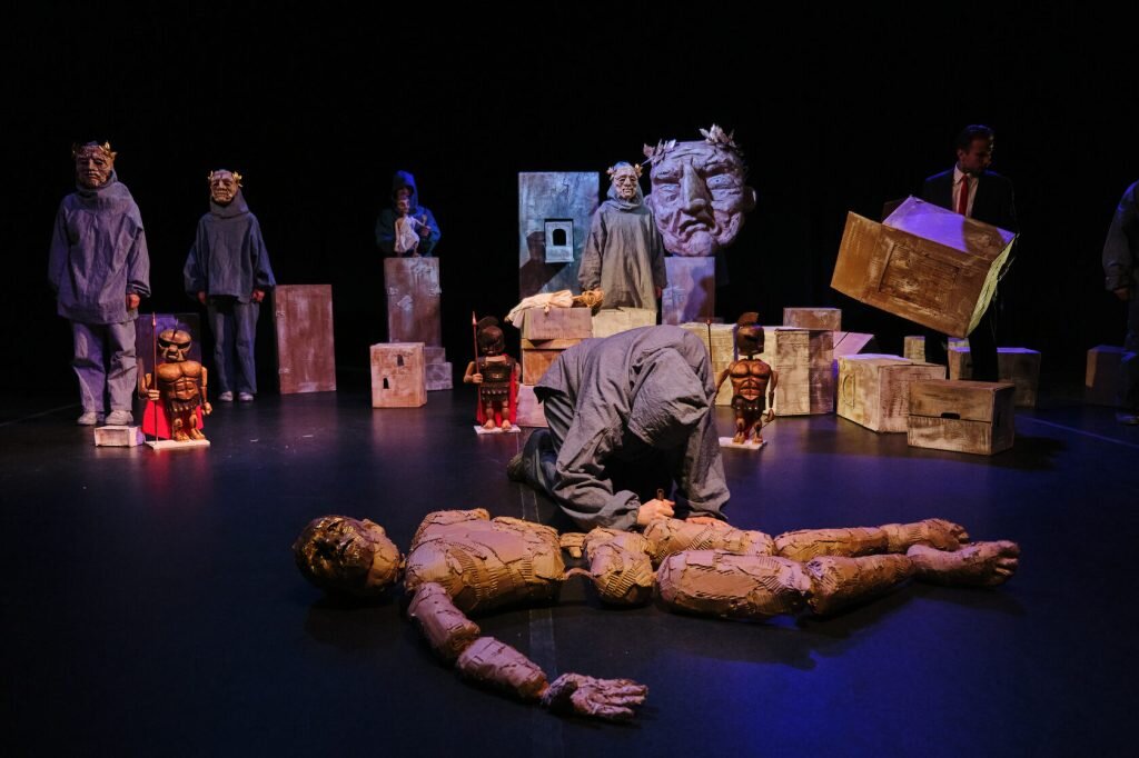 сцена из спектакля «Антигона. Миф»