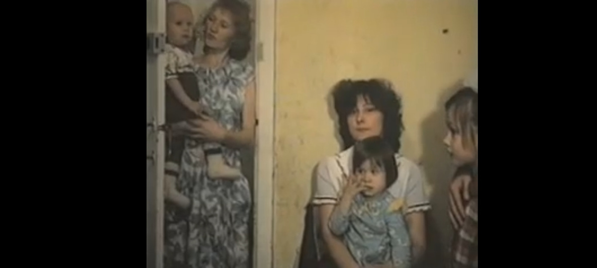 Кадр из фильма С. Говорухина "Так жить нельзя". Семья советского офицера милиции, живущая в комнате 9 квадратных метров 