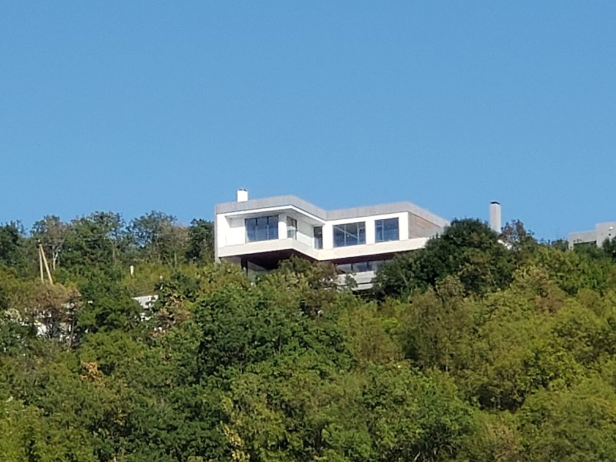 Примерно в таком доме на горе Максим жить собирается