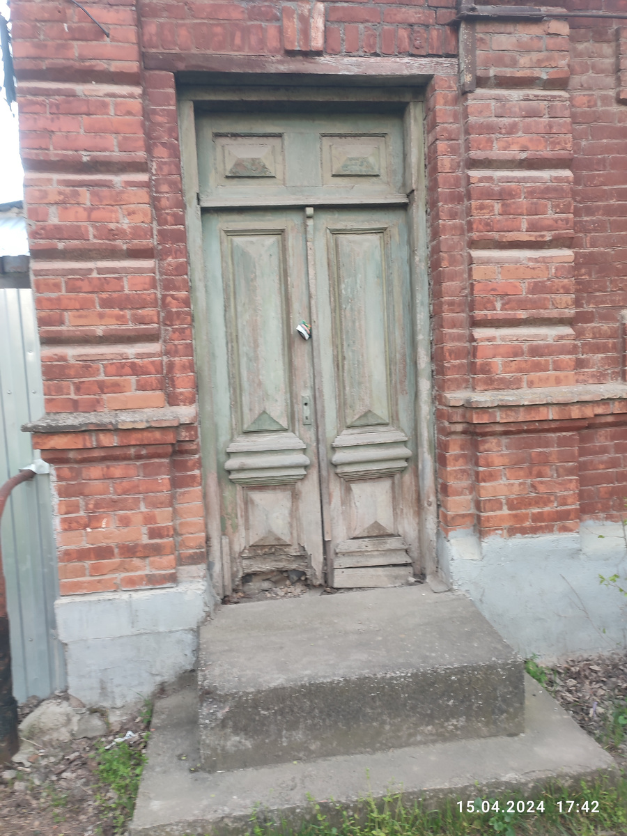 Ленинградская-Ленина. Один из самых красивых домов с дверью на улицу. К сожалению недавно в него поставили пластиковые окна.