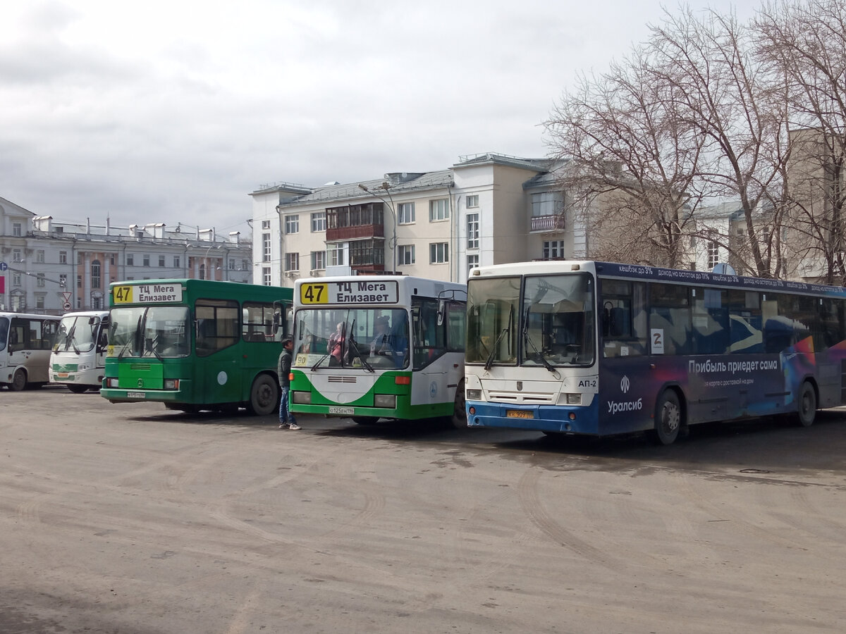 Автобусы 90, 75 и 71 маршрутов на автостанции Восточная