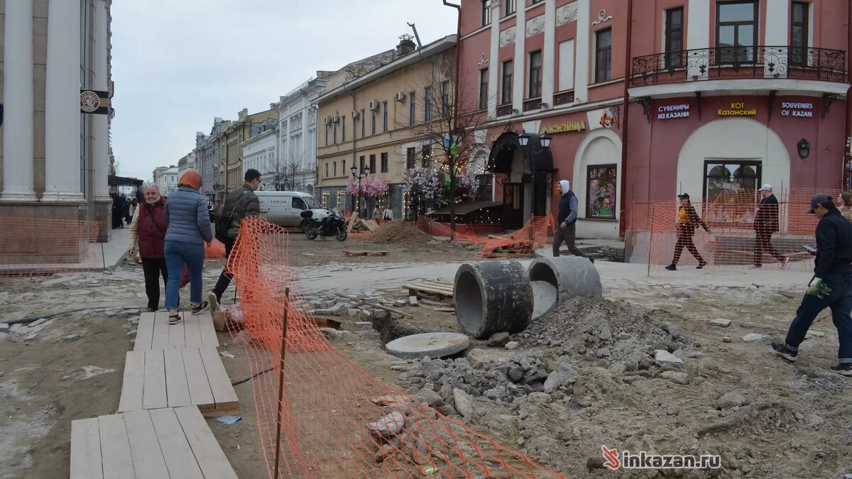     Готовясь к саммиту БРИКС, Казань превратилась в сплошную строительную площадку. В городе перекопаны практически все центральные улицы. О том, как столица Татарстана выглядит сейчас — в фоторепортаже Inkazan.