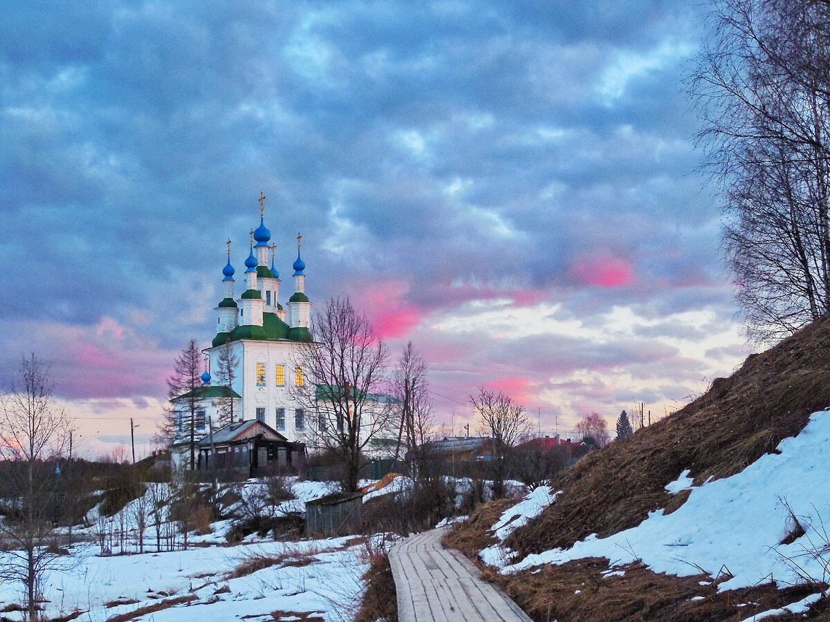 Тотьма. Троицкая церковь. Апрельский закат. Фото Наталии ТРОФИМОВОЙ.
