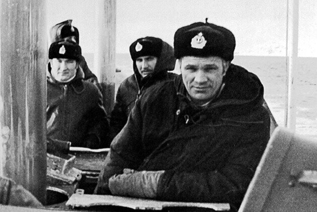  Следуем в точку погружения. Б.С. Зулькарнаев (за ним, похоже, О.Г. Семин), В.К. Цыбуля и Л.Е. СавостинФото:из архива автора