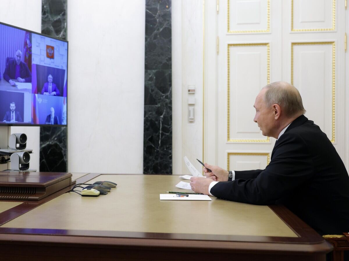    Президент РФ Владимир Путин проводит в режиме видеоконференции совещание по вопросам ликвидации последствий паводков в Оренбургской, Курганской и Тюменской областях© РИА Новости / POOL