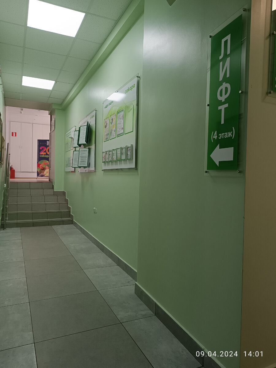 К лифту ведут ступени – отличное решение для колясочников. 