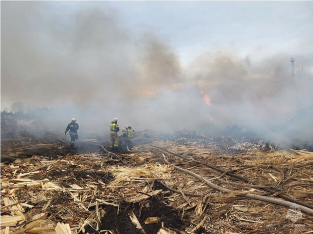    На Лесозаводской загорелись отходы на площади 300 кв. метров