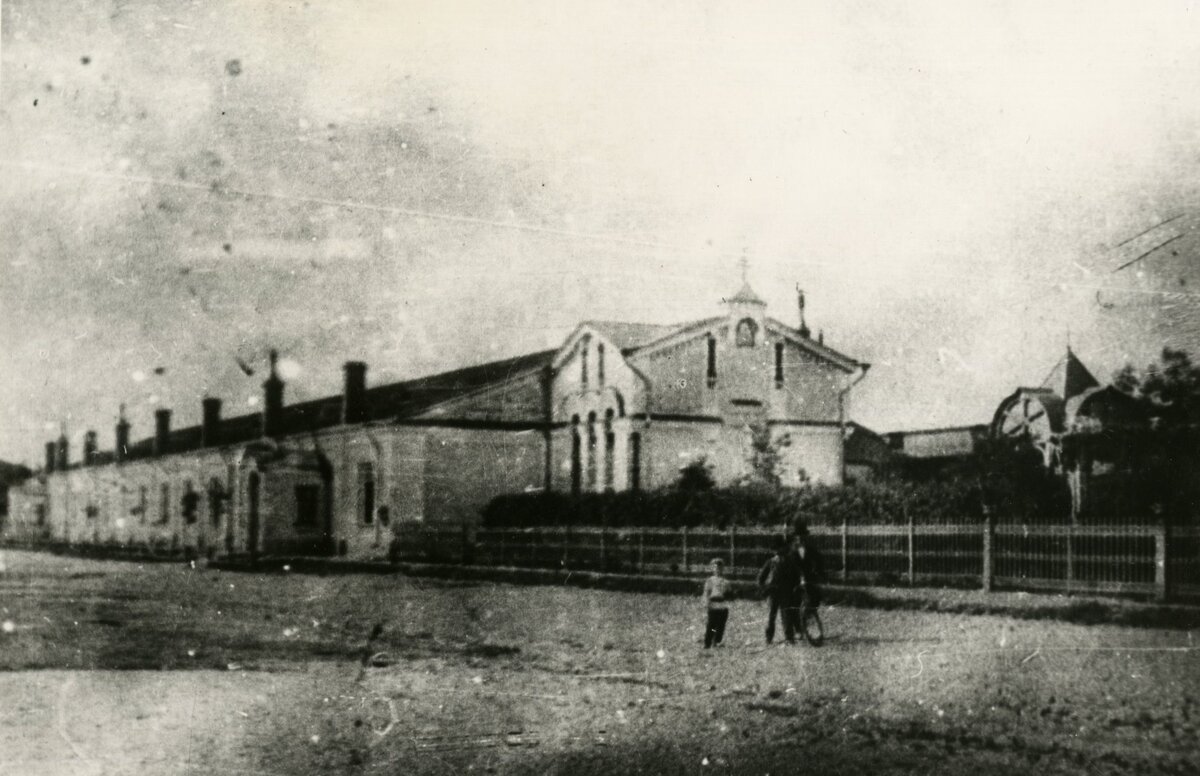 Сухопутный манеж (фотография начала XX века)