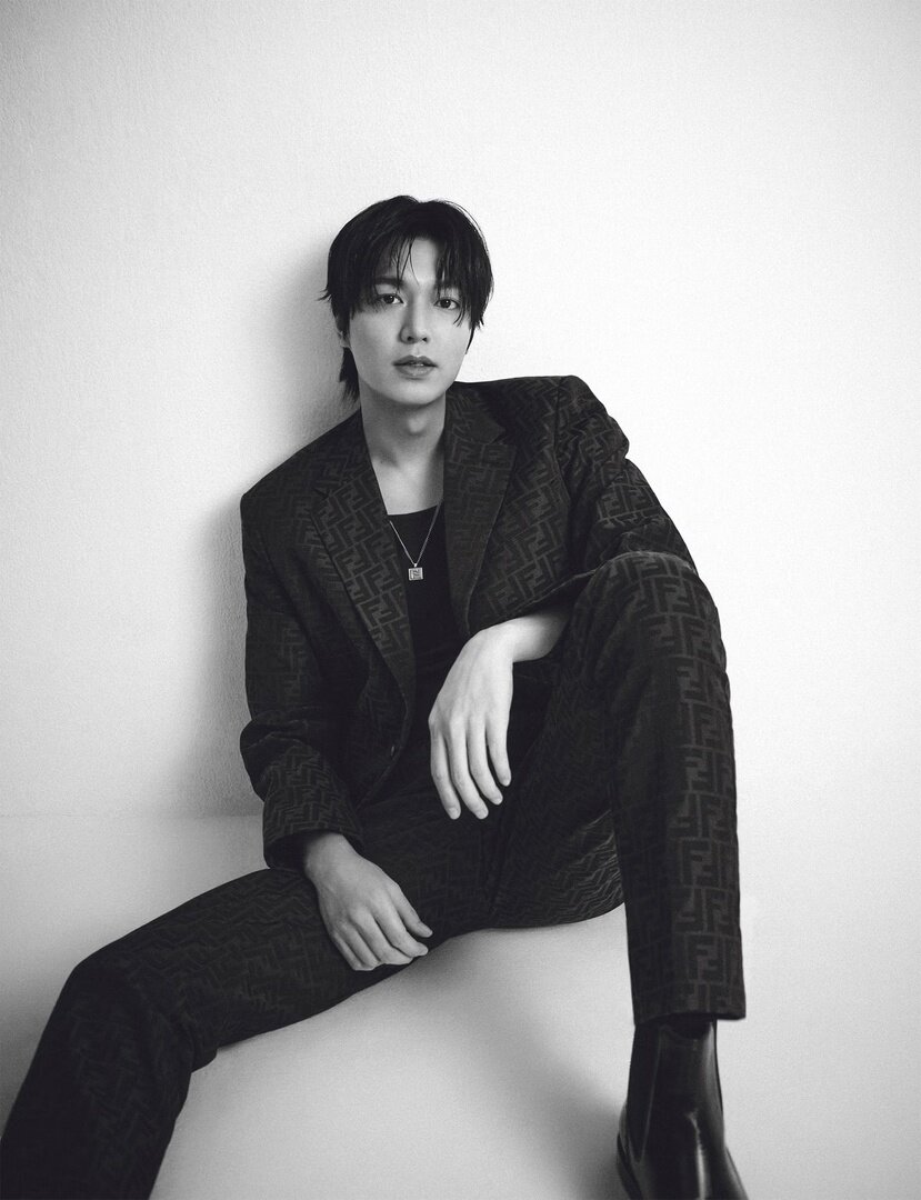 Блейзер; брюки; футболка; ожерелье; ботинки; носки, FENDI.