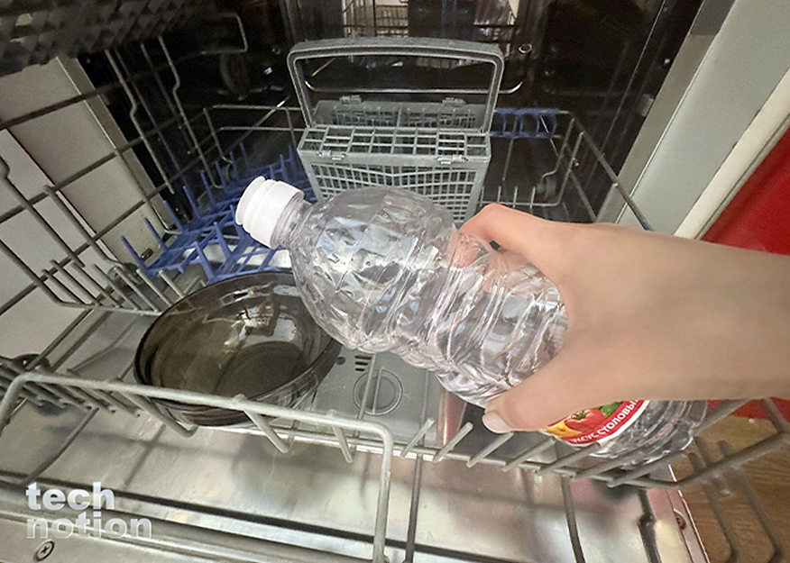 Раз в месяц запускайте цикл мойки в посудомоечной машине с уксусом / Изображение: дзен-канал technotion