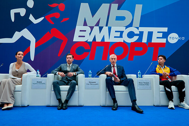    Первое, что выделил министр спорта РФ Олег Матыцин в ходе круглого стола на форуме «Мы вместе. Спорт», — Игры БРИКС не являются аналогом Олимпийских игр и других крупных международных турниров.   
Фото: minsport.gov.ru