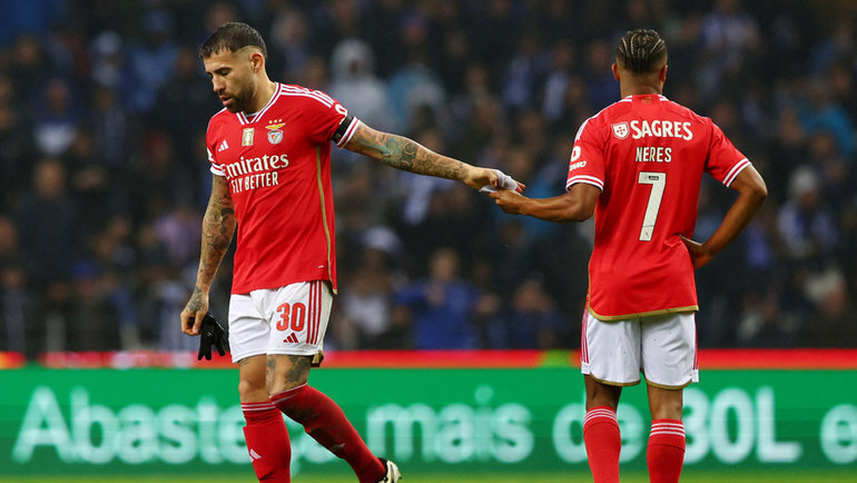    Николас Отаменди (слева) и Давид Нерес. Reuters