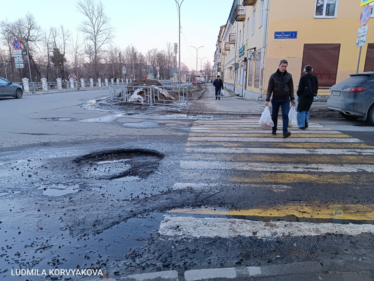    Глубокая яма образовалась на пешеходном переходе в центре Петрозаводска Людмила Корвякова