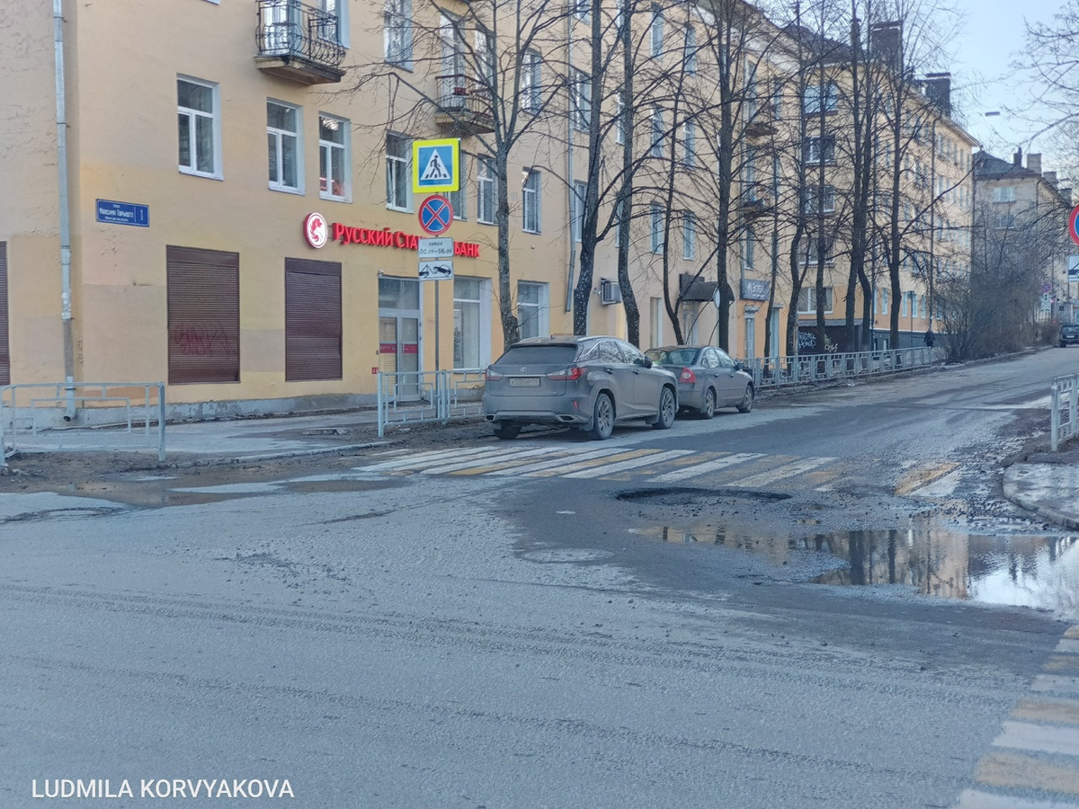    Глубокая яма образовалась на пешеходном переходе в центре Петрозаводска Людмила Корвякова