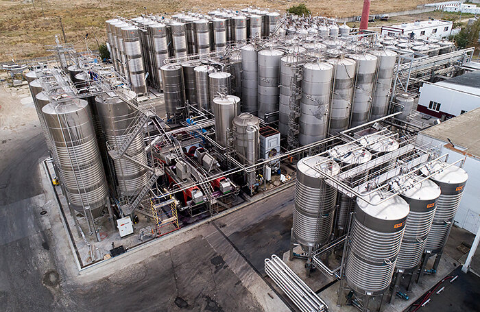    Технологические емкости винодельни «Кубань-вино» в станице Тамань.Александр Рюмин/ТАСС