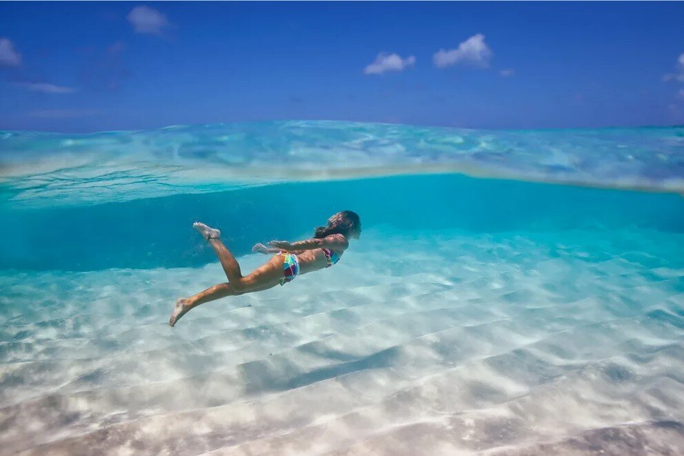 Она плывёт, как будто парит.