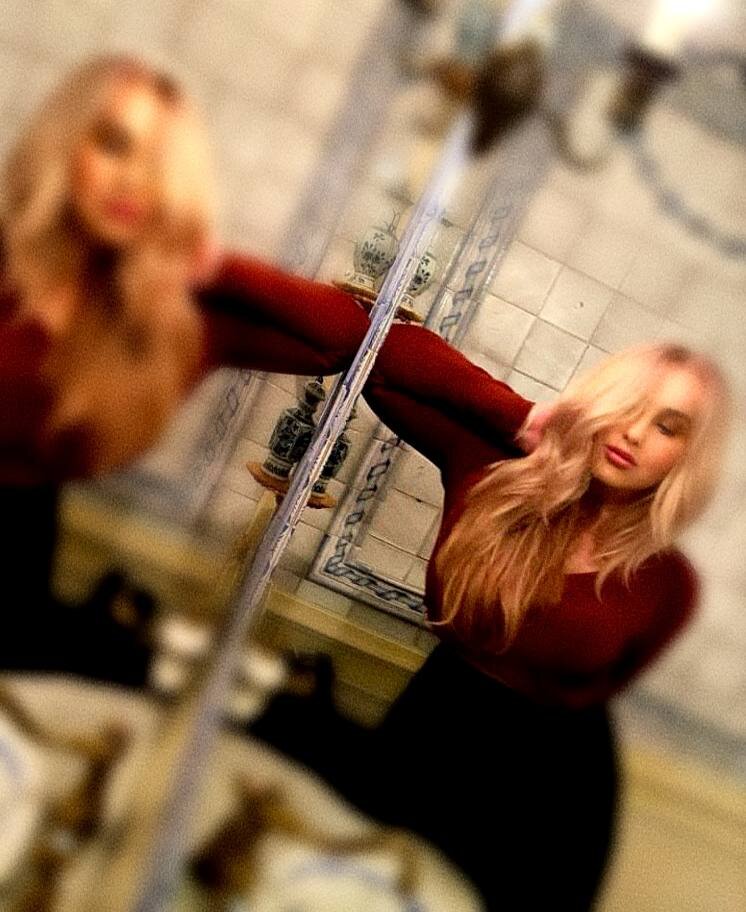 Твоя гроза меня умчала 
И опрокинула меня.
И надо мною тихо встала
Синь умирающего дня.
Я на земле грозою смятый 
И опрокинутый лежу.
И слышу дальние раскаты, 
И вижу радуги межу.
Взойду по ней, по семицветной 
И незапятнанной стезе —
С улыбкой тихой и приветной
Смотреть в глаза твоей грозе.

✍️ А. Блок
📃 Твоя гроза меня умчала …