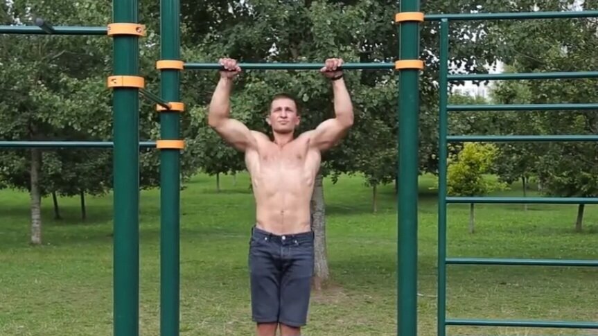 Помимо проработки широчайших мышц, в работу включаются дельтовидные мышцы, трапециевидные и ромбовидные мышцы, большая круглая мышца, а так же мускулатура брюшного пресса.