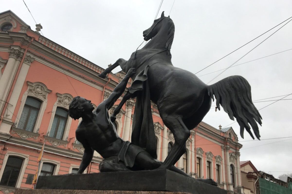 В хорошую погоду по центру Петербурга можно гулять как по одному большому музею под открытым небом. Источник: личный архив Оксаны Есаревой📷
