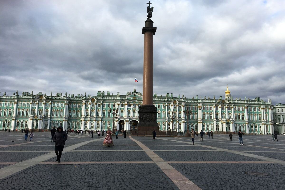С Зимнего дворца и посещения коллекций Эрмитажа большинство туристов начинает знакомство с городом. Источник: личный архив Оксаны Есаревой📷

