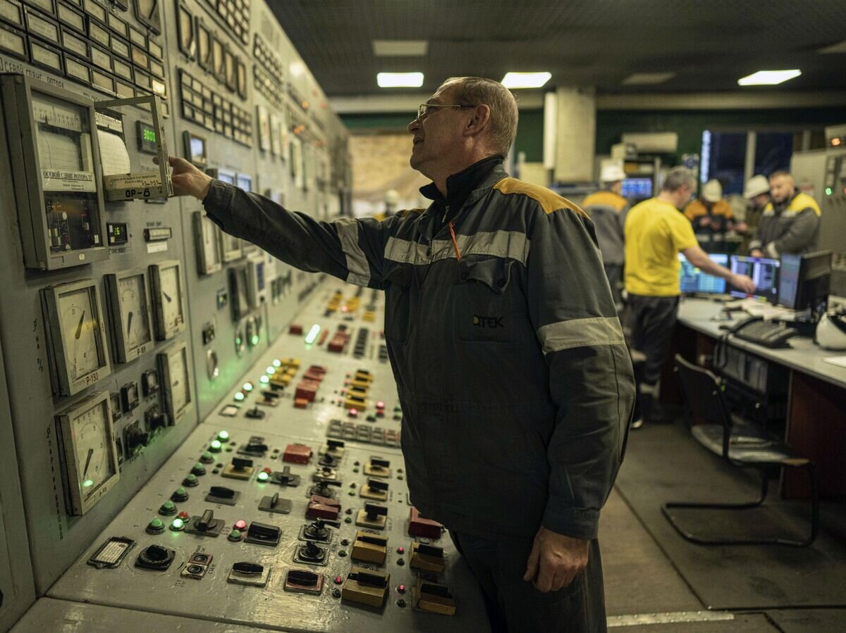    Сотрудник диспетчерского центра электростанции в центральной Украине© AP Photo / Evgeniy Maloletka