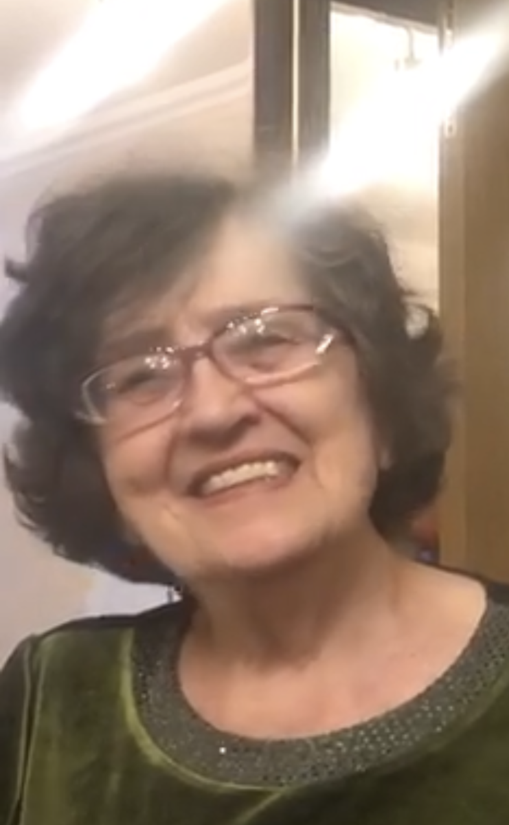 Мама в очках.