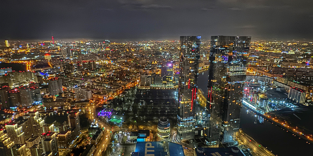 Как выглядит столица с высоты самых верхних этажей небоскребов комплекса "Москва-сити"?