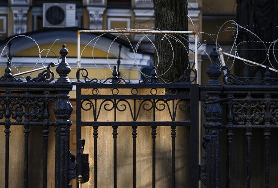    Закрытые ворота у здания посольства Украины в Москве