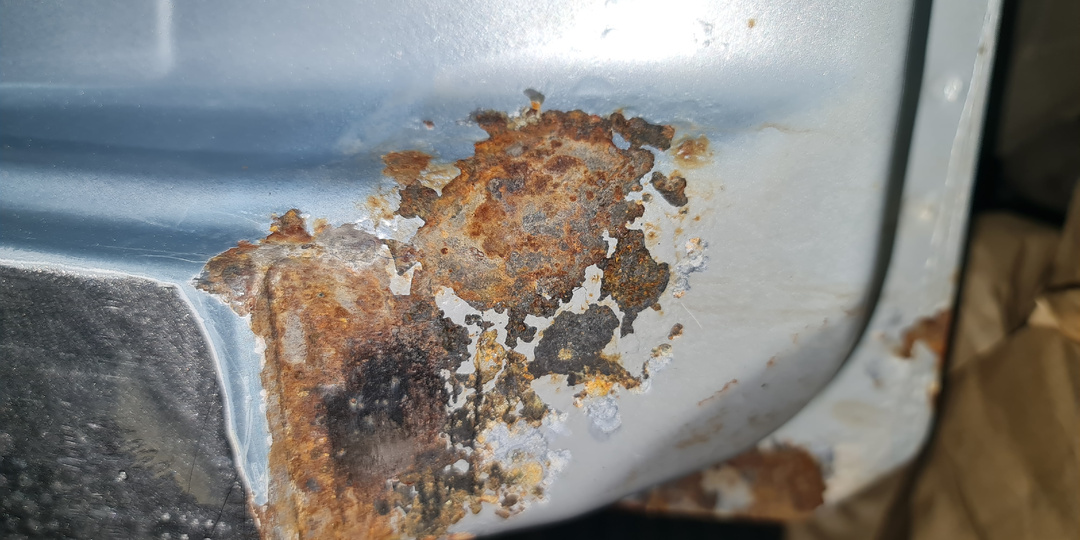 Показываю, как я удалил такую сильную ржавчину на пороге Hyundai Solaris