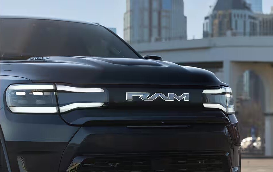 Следуя концепции Ram Revolution, обновленный дизайн решетки радиатора с подсветкой значка Ram создает смелый новый облик, ориентированный на будущее