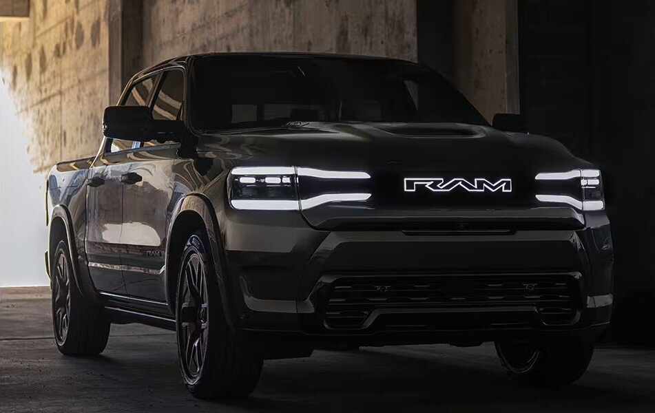 Светодиодные фары, подчеркнутые обновленной решеткой радиатора 1500, излучают резкий луч света исключительной четкости.