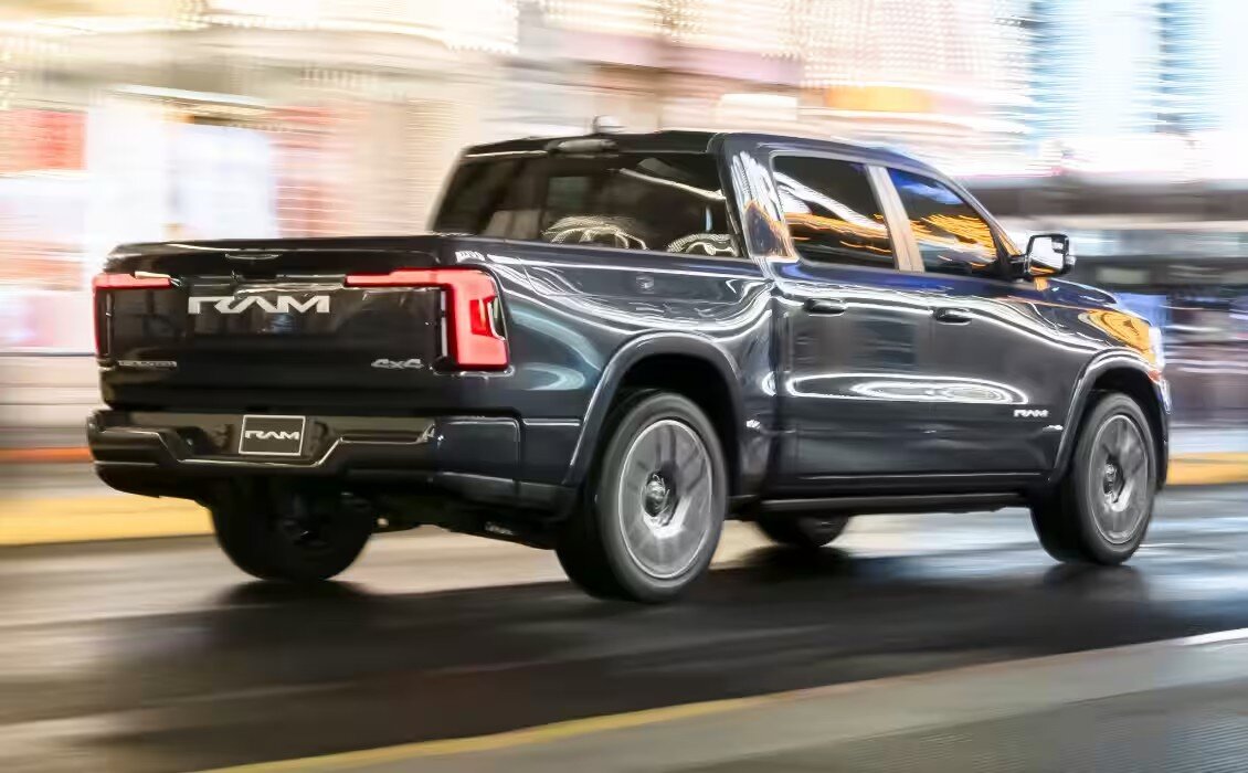 Режим вождения с одной педалью, первая в своем роде функция для грузовиков Ram, выводит эффективность на первый план. При отпускании акселератора срабатывает система рекуперативного торможения, когда грузовик постепенно замедляется, позволяя захваченной кинетической энергии перезарядить аккумулятор.