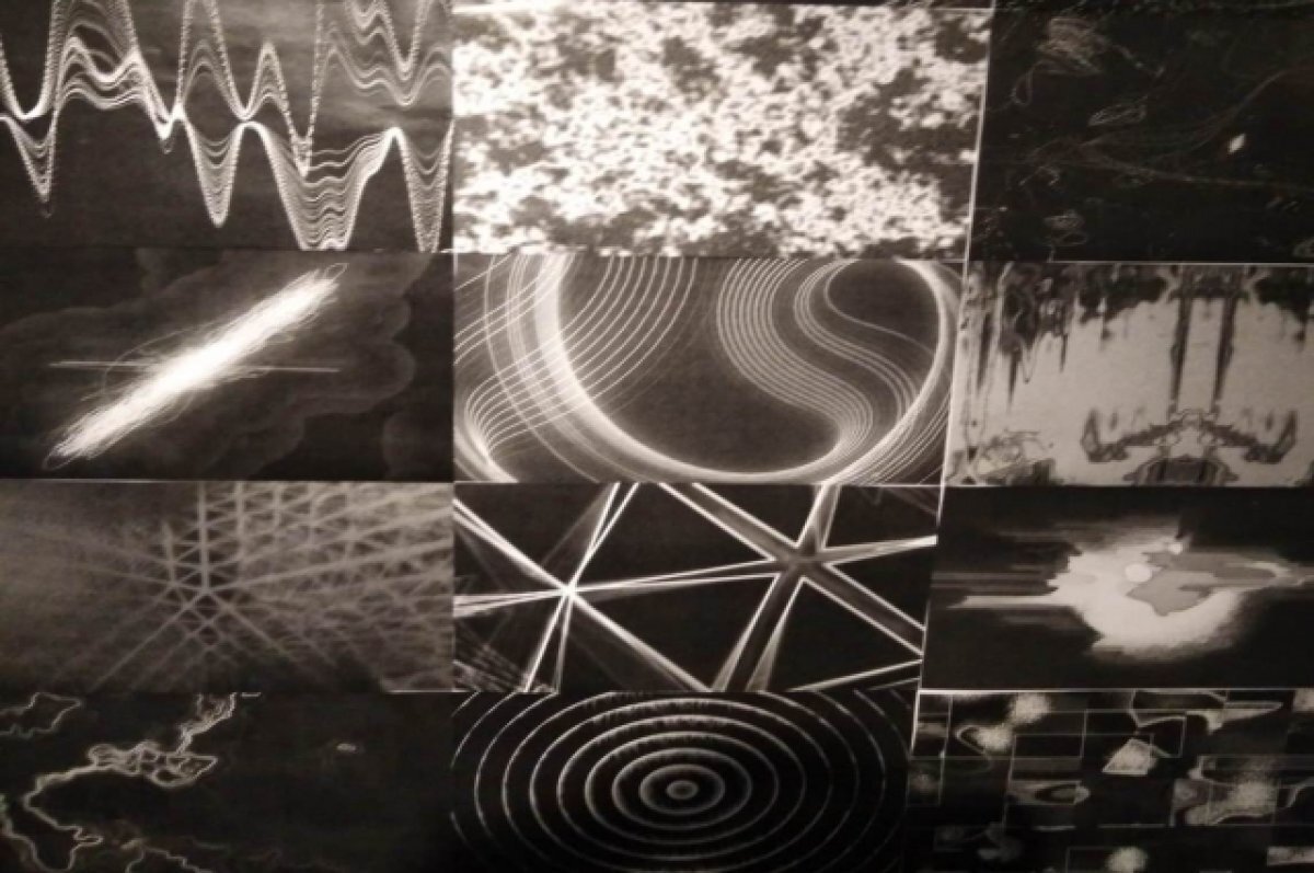    Серия работ «К звёздам» - это иллюстрации записи голоса Юрия Гагарина во время его полёта 12 апреля 1961 года, а также звуков Солнца, космоса, зафиксированных космическими станциями.