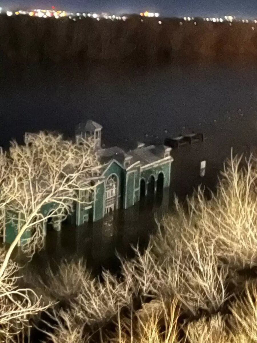 Уровень воды в реке Урал продолжает расти. Фото: Телеграм-канал «Оренбург»