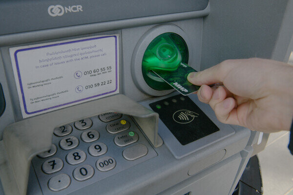Большинство банков Армении с 30 марта перестали работать с картами российской платежной системы «Мир» / Александр Патрин/ТАСС   📷