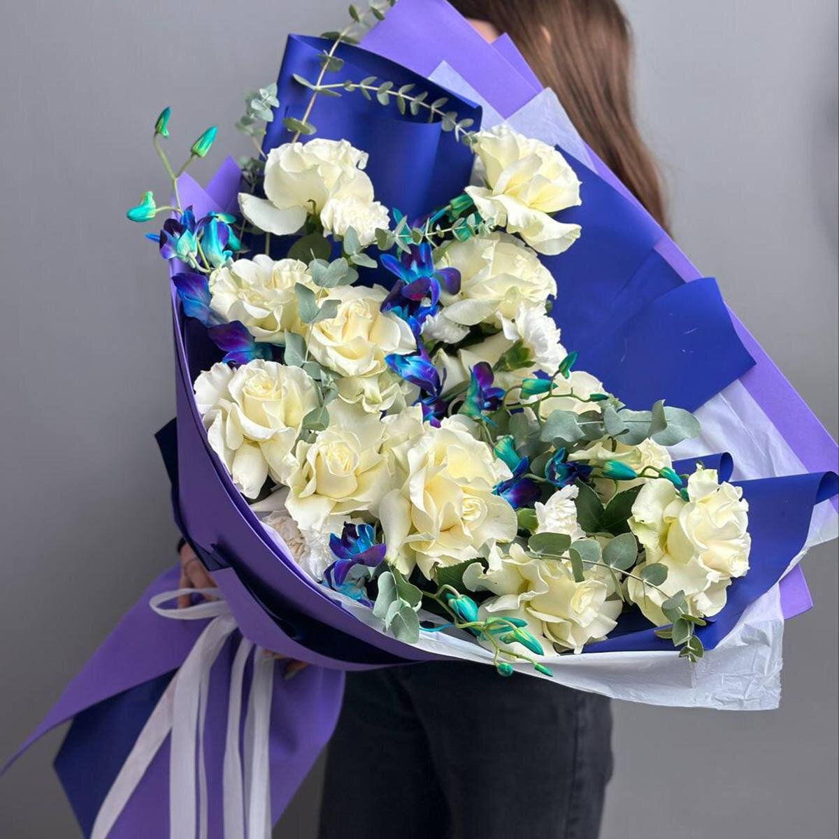 Белые розы с дендробиумом