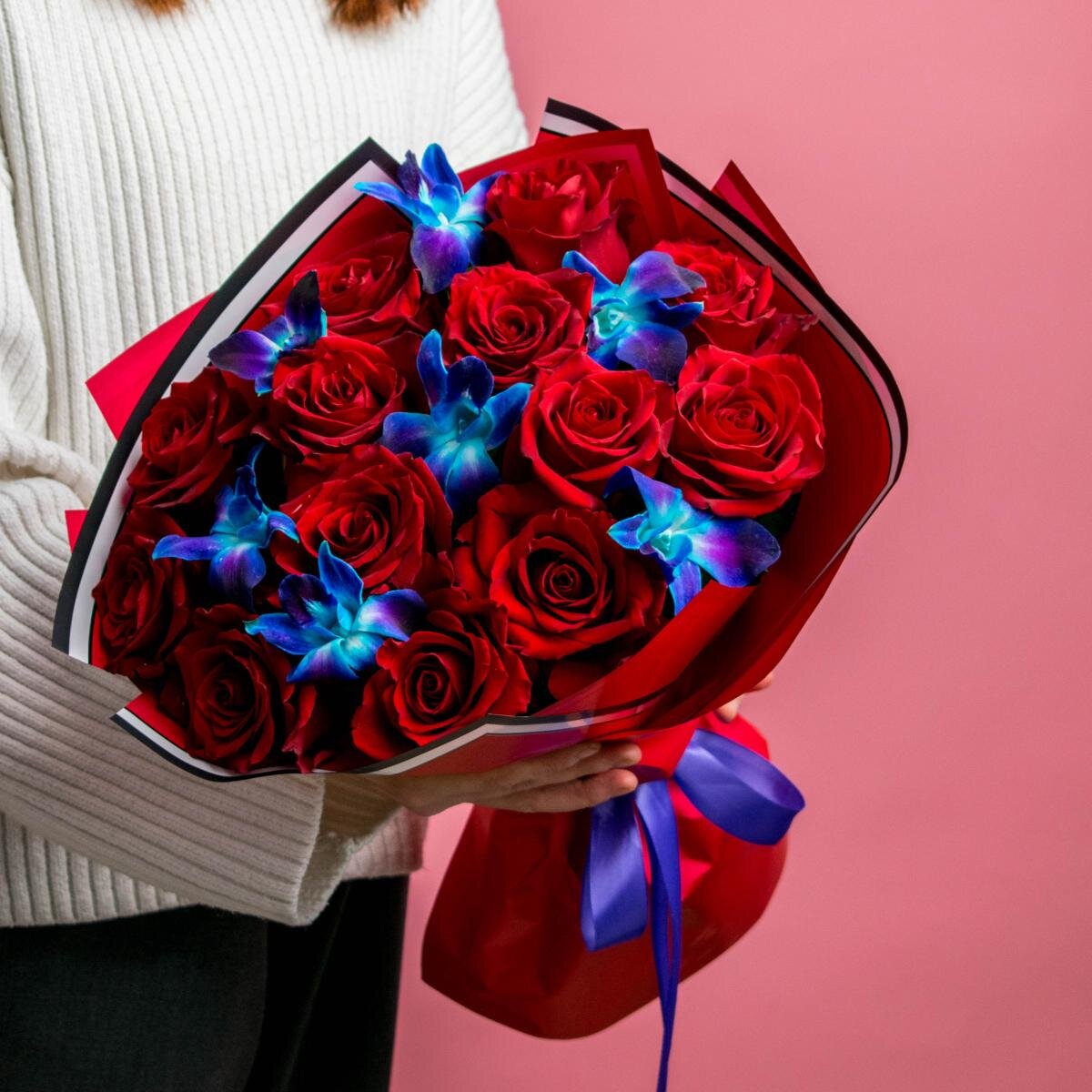 Красные розы с дендробиумом