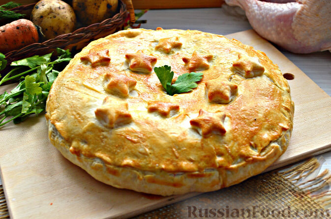 тесто слоеное, куриная грудка, картофель, морковь, лук репчатый, соль, специи, яйца, зелень