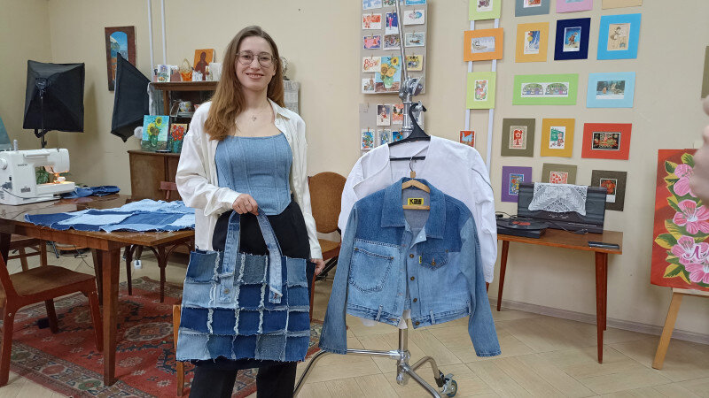     Анастасия Кошелева демонстрирует свои изделия. Софья Комарова