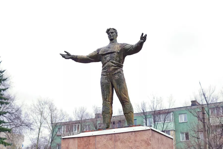 Памятник в честь космонавтов «Здравствуй, Земля!» Сергей Кулыгин, "БР"   📷
