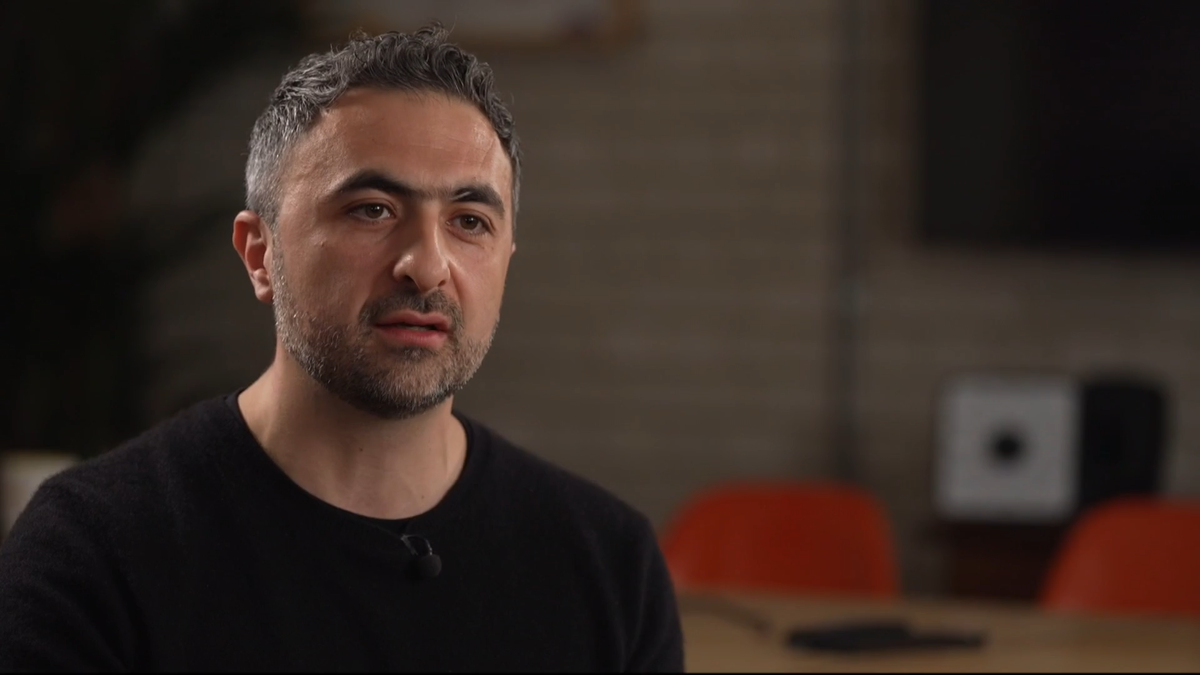 Изображение: Channel 4 News (Великобритания). Мустафа Сулейман — глава нового большого отдела "Microsoft AI".