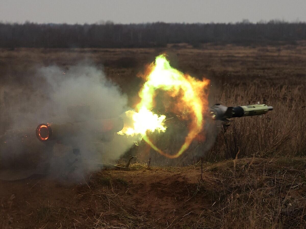    Военнослужащий проводит боевые стрельбы из ПТРК "Фагот"© РИА Новости / Виталий Невар