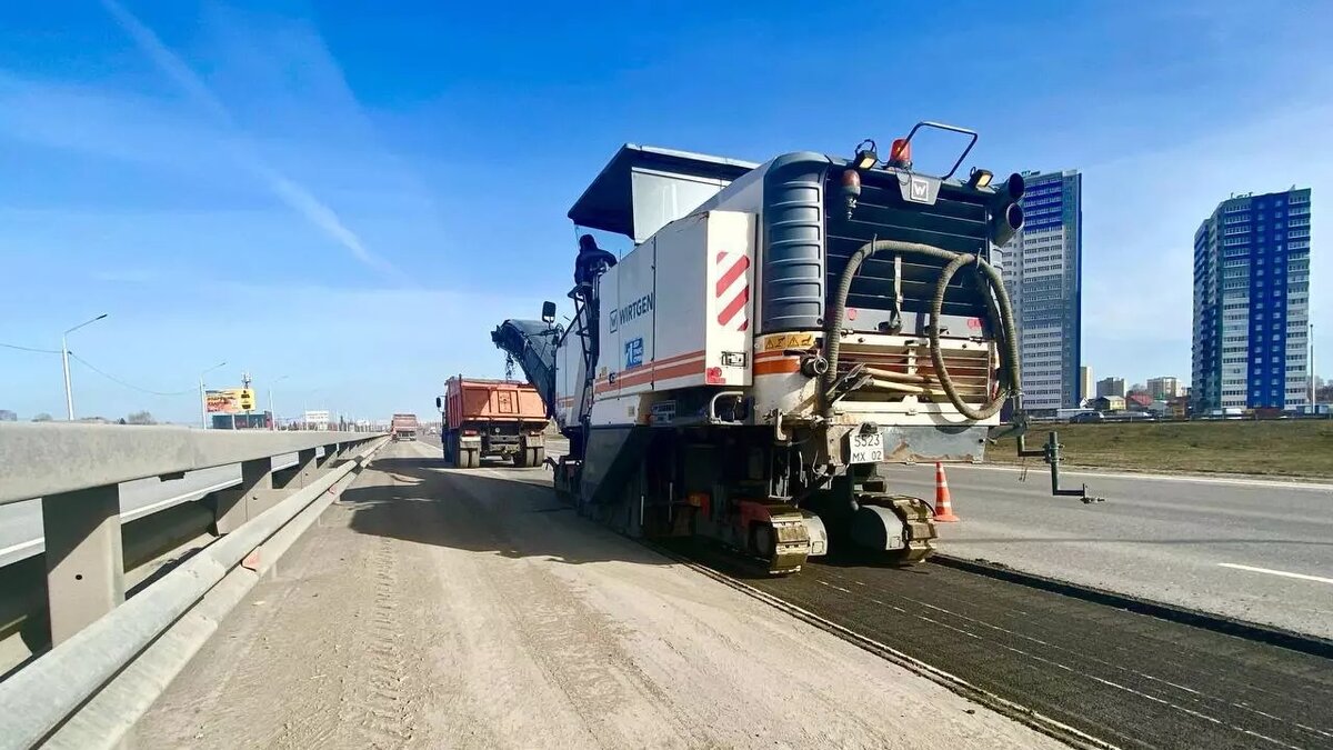     В Уфе начали ремонтные работы на Затонском шоссе, сообщил в соцсетях мэр Ратмир Мавлиев. Протяженность участка, который подлежит обновлению, составляет 8,5 км. Речь идет об отрезке по направлению въезда в город от Бельского моста до путепровода в створе улицы проезд Мебельщиков.