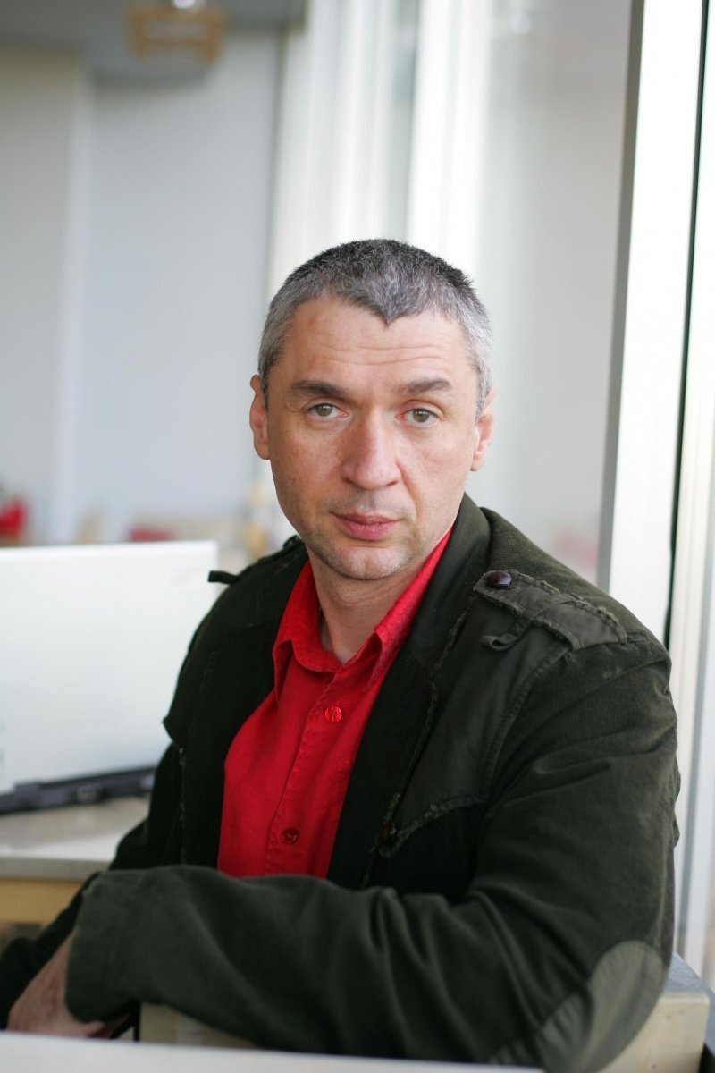    Дмитрий Липскеров. Через несколько лет на одной из вечеринок Елена познакомилась с писателем Дмитрием Липскеровым, который вскоре стал ее первым официальным мужем. Дмитрий хорошо относился к Кориковой и ее сыну, Арсений даже называл отчима папой. Однако долго пара вместе не продержалась: они прожили в браке всего год.