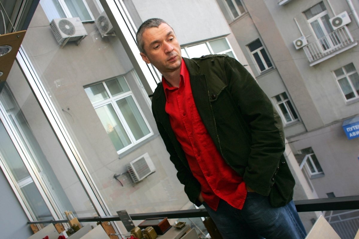    Как Дмитрий позже признавался в интервью журналу «Караван историй», сразу после свадьбы Корикова представляла собой идеальную жену. Однако вскоре ее «правильность» словно куда-то испарилась: актриса начала ревновать мужа ко всем подряд и показывать свой непростой характер.