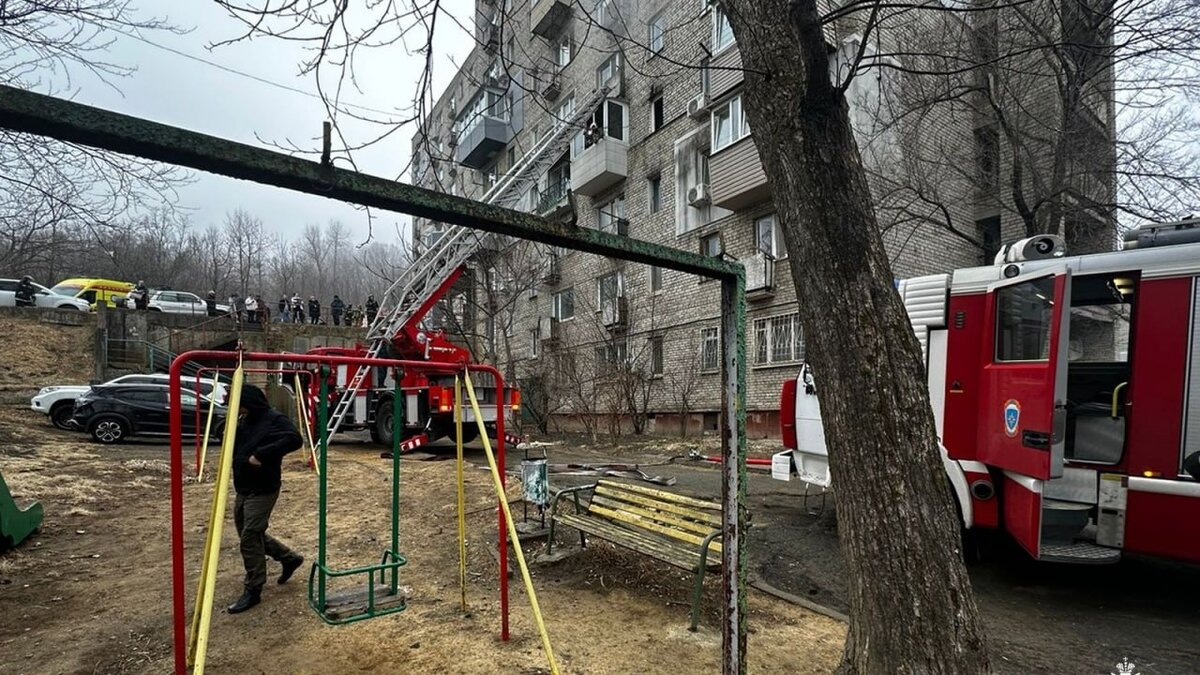     Пожарные спасли женщину с маленьким ребёнком в спальном районе Владивостока. Люди оказались в западне, дым «перекрыл» выходы из помещения.