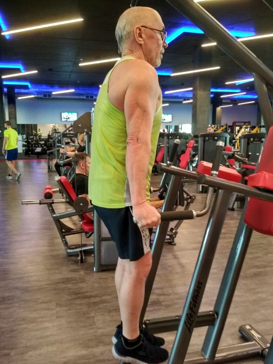 Отжиматься можно не только на брусьях.