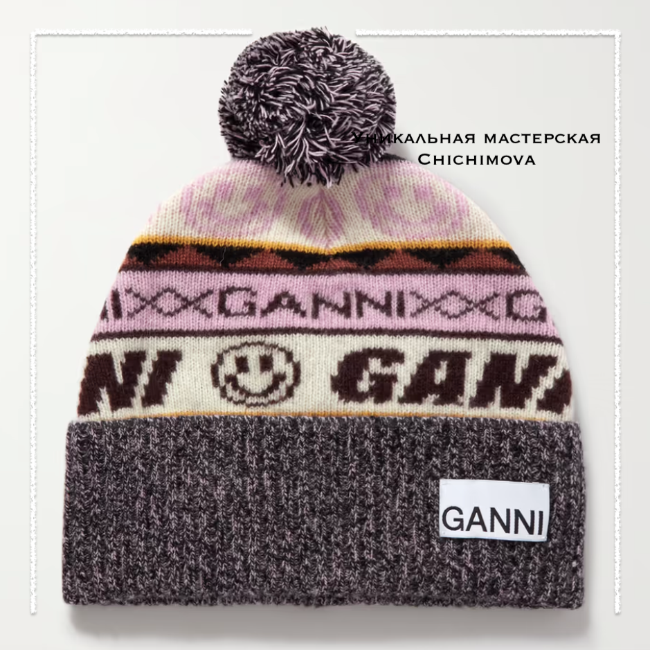 Шапка-бини GANNI жаккардовой вязки из смесовой шерсти с помпонами стоит 91,37 фунта стерлингов/10 929 руб. Состав: 45 % шерсть, 35 % переработанная шерсть, 20 % полиамид.
